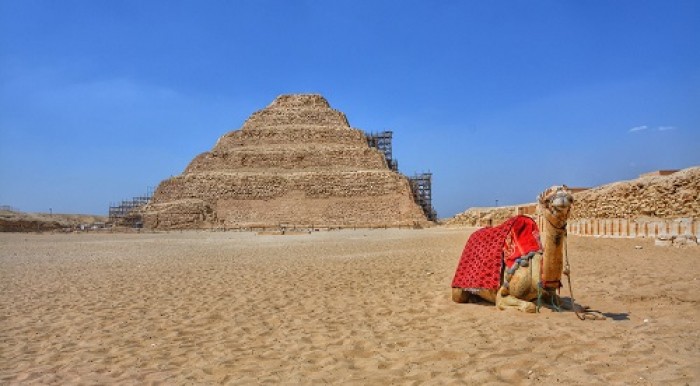 Saqqara-trappiramide De piramides van Gizeh vanuit de haven van El Sokhna